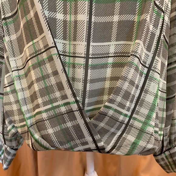 Vince Camuto woman’s fold over waist; plaid L/S blouse - Picture 2 of 8